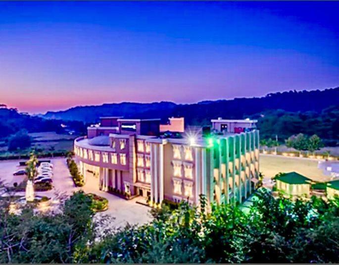 Golden Tulip Chandigarh, Панчкула Екстериор снимка